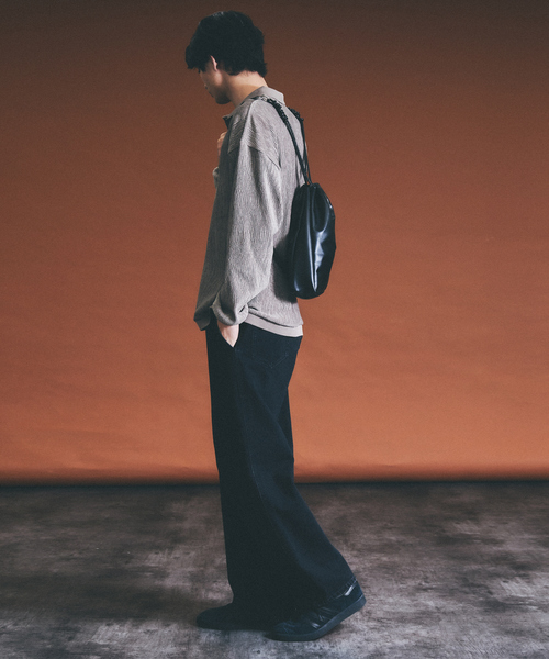 ABAHOUSE(アバハウス)の「【マルチウェイ】 フェイクレザー 巾着ナップサック / ショルダーバッグ / ユニセックス(バックパック/リュック・メンズ・ブラック/グレイッシュベージュ・フリー)」の13枚目の写真