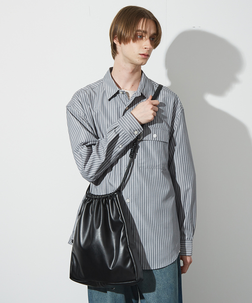 ABAHOUSE(アバハウス)の「【マルチウェイ】 フェイクレザー 巾着ナップサック / ショルダーバッグ / ユニセックス(バックパック/リュック・メンズ・ブラック/グレイッシュベージュ・フリー)」の3枚目の写真