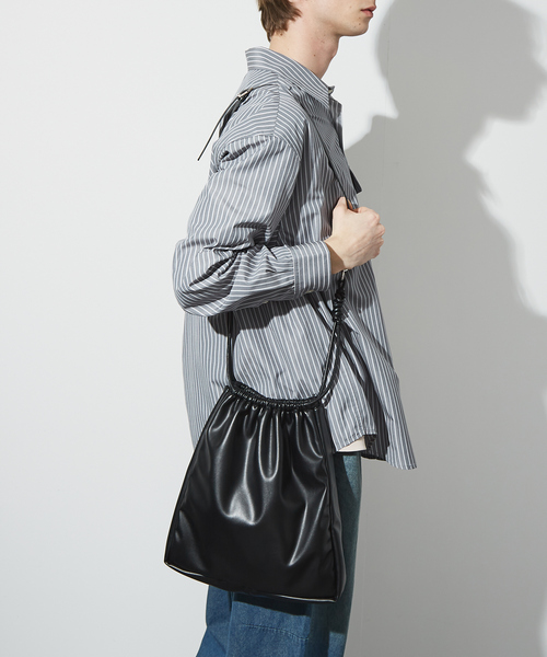 ABAHOUSE(アバハウス)の「【マルチウェイ】 フェイクレザー 巾着ナップサック / ショルダーバッグ / ユニセックス(バックパック/リュック・メンズ・ブラック/グレイッシュベージュ・フリー)」の5枚目の写真