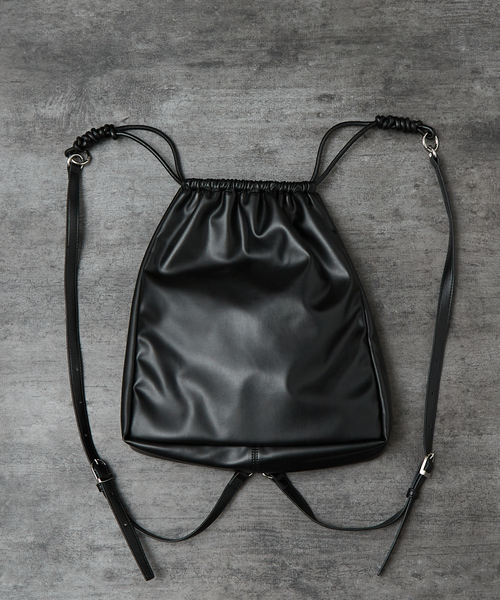 ABAHOUSE(アバハウス)の「【マルチウェイ】 フェイクレザー 巾着ナップサック / ショルダーバッグ / ユニセックス(バックパック/リュック・メンズ・ブラック/グレイッシュベージュ・フリー)」の6枚目の写真