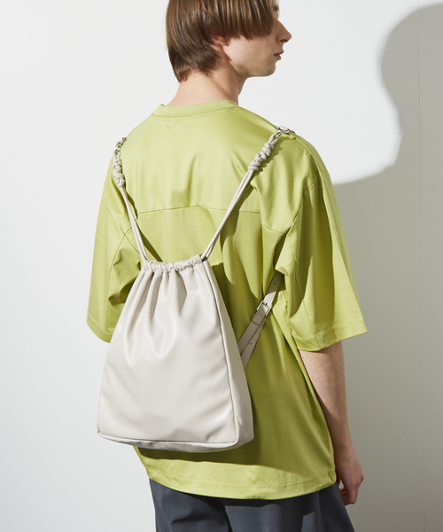 ABAHOUSE(アバハウス)の「【マルチウェイ】 フェイクレザー 巾着ナップサック / ショルダーバッグ / ユニセックス(バックパック/リュック・メンズ・ブラック/グレイッシュベージュ・フリー)」の16枚目の写真