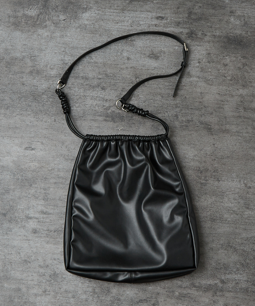 ABAHOUSE(アバハウス)の「【マルチウェイ】 フェイクレザー 巾着ナップサック / ショルダーバッグ / ユニセックス(バックパック/リュック・メンズ・ブラック/グレイッシュベージュ・フリー)」の21枚目の写真