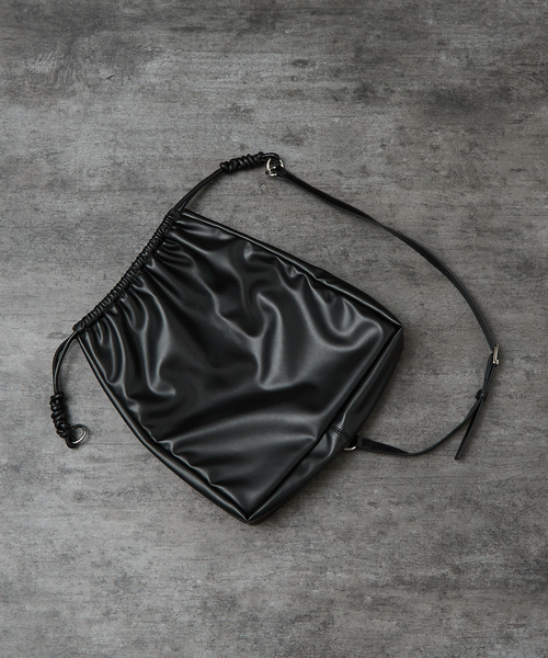 ABAHOUSE(アバハウス)の「【マルチウェイ】 フェイクレザー 巾着ナップサック / ショルダーバッグ / ユニセックス(バックパック/リュック・メンズ・ブラック/グレイッシュベージュ・フリー)」の17枚目の写真