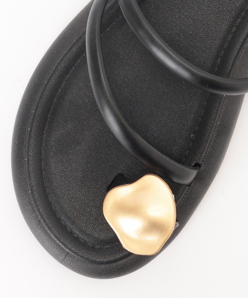 Lace Ladies（レースレディース）の「レザー調 メタル モチーフ ストラップ トング サンダル（サンダル・レディース・アイボリー/ブラック・24cm/25cm/23cm）」の21枚目の写真