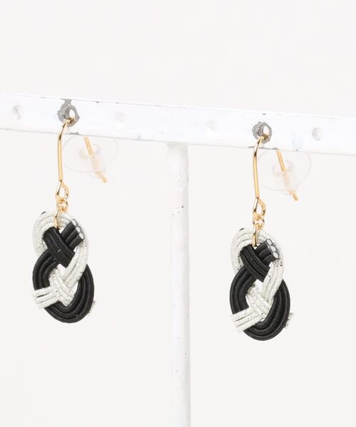 tone（トーン）の「【Shin】[Shin]水引あわじ結びピアス(MA)（ピアス（両耳用）・レディース・ダークブラウン/ブラウン/ブラウン系その他2/ブラウン系その他3/ブラウン系その他/ベージュ/グレー/ホワイト/ブルー/グリーン/ゴールド/ブラック/グリーン系3/パープル/ブラウン系2/ブラウン系/イエロー/グリーン系2/ブルー系その他/ワインレッド/ピンク・FREE）」の2枚目の写真