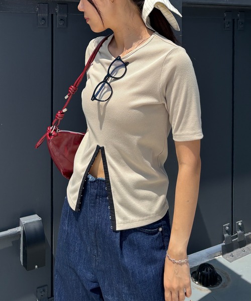 ISOOK（アイスー）の「【ISOOK / アイスー】ホックデザインリブTシャツ / 秋 半袖 カットソー スリットTシャツ リブトップス オフィスカジュアル ZOZOTOWN限定（Tシャツ/カットソー・レディース・ブラック/ベージュ/グレー・FREE）」の3枚目の写真