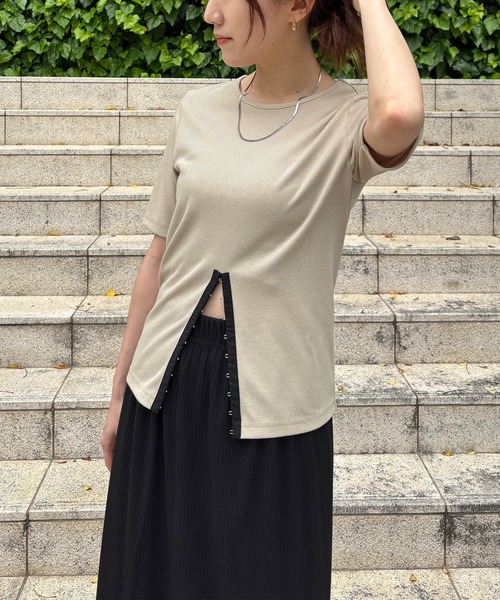 ISOOK（アイスー）の「【ISOOK / アイスー】ホックデザインリブTシャツ / 秋 半袖 カットソー スリットTシャツ リブトップス オフィスカジュアル ZOZOTOWN限定（Tシャツ/カットソー・レディース・ブラック/ベージュ/グレー・FREE）」の9枚目の写真