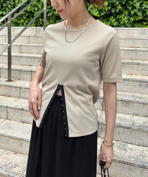 ISOOK（アイスー）の「【ISOOK / アイスー】ホックデザインリブTシャツ / 秋 半袖 カットソー スリットTシャツ リブトップス オフィスカジュアル ZOZOTOWN限定（Tシャツ/カットソー・レディース・ブラック/ベージュ/グレー・FREE）」の18枚目の写真