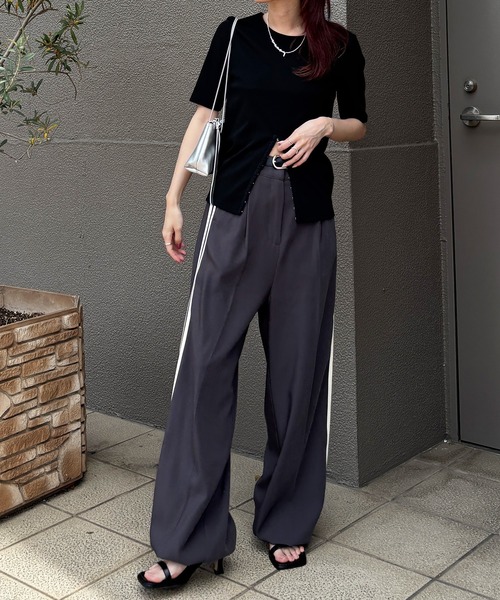 ISOOK（アイスー）の「【ISOOK / アイスー】ホックデザインリブTシャツ / 半袖 カットソー スリットTシャツ リブトップス オフィスカジュアル ZOZOTOWN限定（Tシャツ/カットソー・レディース・ブラック/ベージュ/グレー・FREE）」の4枚目の写真