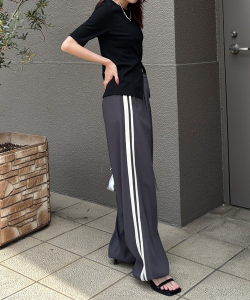 ISOOK（アイスー）の「【ISOOK / アイスー】ホックデザインリブTシャツ / 半袖 カットソー スリットTシャツ リブトップス オフィスカジュアル ZOZOTOWN限定（Tシャツ/カットソー・レディース・ブラック/ベージュ/グレー・FREE）」の6枚目の写真