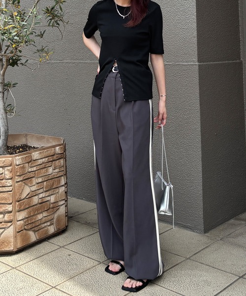 ISOOK（アイスー）の「【ISOOK / アイスー】ホックデザインリブTシャツ / 半袖 カットソー スリットTシャツ リブトップス オフィスカジュアル ZOZOTOWN限定（Tシャツ/カットソー・レディース・ブラック/ベージュ/グレー・FREE）」の7枚目の写真