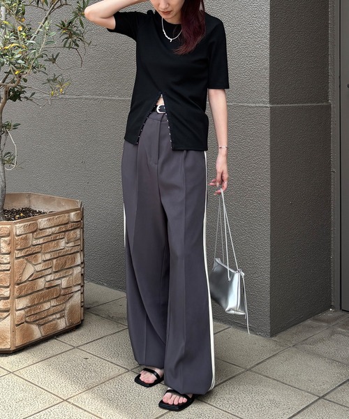 ISOOK（アイスー）の「【ISOOK / アイスー】ホックデザインリブTシャツ / 半袖 カットソー スリットTシャツ リブトップス オフィスカジュアル ZOZOTOWN限定（Tシャツ/カットソー・レディース・ブラック/ベージュ/グレー・FREE）」の8枚目の写真