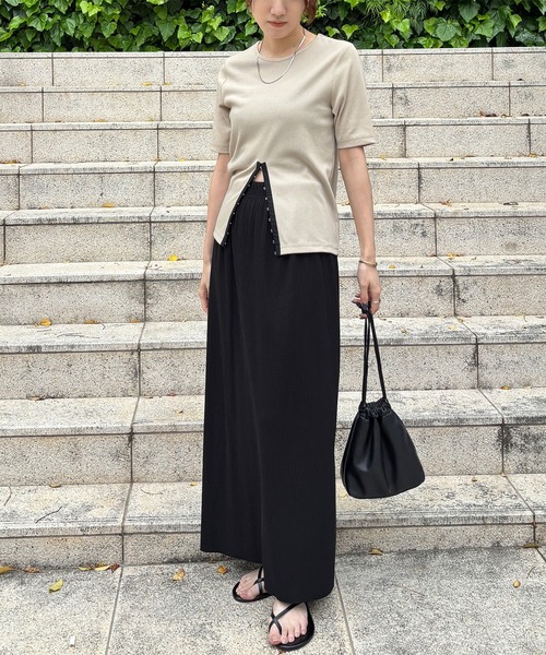 ISOOK（アイスー）の「【ISOOK / アイスー】ホックデザインリブTシャツ / 秋 半袖 カットソー スリットTシャツ リブトップス オフィスカジュアル ZOZOTOWN限定（Tシャツ/カットソー・レディース・ブラック/ベージュ/グレー・FREE）」の7枚目の写真