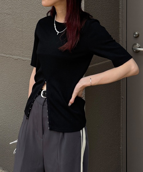 ISOOK（アイスー）の「【ISOOK / アイスー】ホックデザインリブTシャツ / 半袖 カットソー スリットTシャツ リブトップス オフィスカジュアル ZOZOTOWN限定（Tシャツ/カットソー・レディース・ブラック/ベージュ/グレー・FREE）」の14枚目の写真
