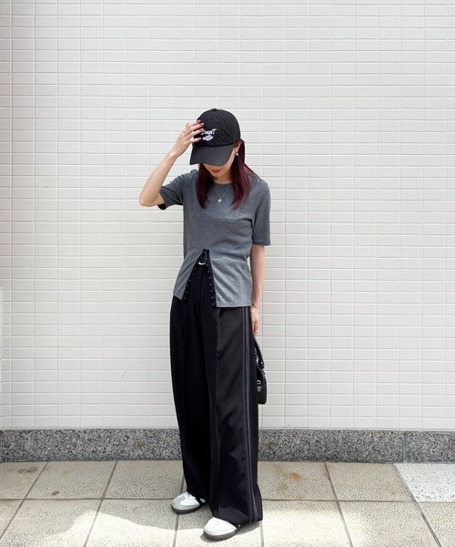 ISOOK（アイスー）の「【ISOOK / アイスー】ホックデザインリブTシャツ / 半袖 カットソー スリットTシャツ リブトップス オフィスカジュアル ZOZOTOWN限定（Tシャツ/カットソー・レディース・ブラック/ベージュ/グレー・FREE）」の17枚目の写真