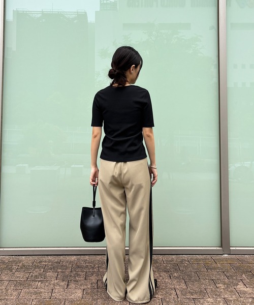 ISOOK（アイスー）の「【ISOOK / アイスー】ホックデザインリブTシャツ / 秋 半袖 カットソー スリットTシャツ リブトップス オフィスカジュアル ZOZOTOWN限定（Tシャツ/カットソー・レディース・ブラック/ベージュ/グレー・FREE）」の12枚目の写真