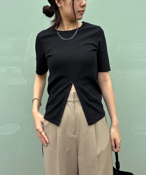 ISOOK（アイスー）の「【ISOOK / アイスー】ホックデザインリブTシャツ / 秋 半袖 カットソー スリットTシャツ リブトップス オフィスカジュアル ZOZOTOWN限定（Tシャツ/カットソー・レディース・ブラック/ベージュ/グレー・FREE）」の13枚目の写真