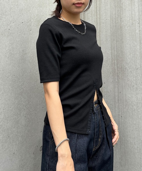 ISOOK（アイスー）の「【ISOOK / アイスー】ホックデザインリブTシャツ / 秋 半袖 カットソー スリットTシャツ リブトップス オフィスカジュアル ZOZOTOWN限定（Tシャツ/カットソー・レディース・ブラック/ベージュ/グレー・FREE）」の22枚目の写真