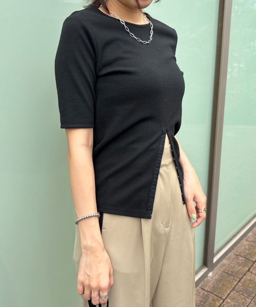 ISOOK（アイスー）の「【ISOOK / アイスー】ホックデザインリブTシャツ / 秋 半袖 カットソー スリットTシャツ リブトップス オフィスカジュアル ZOZOTOWN限定（Tシャツ/カットソー・レディース・ブラック/ベージュ/グレー・FREE）」の10枚目の写真