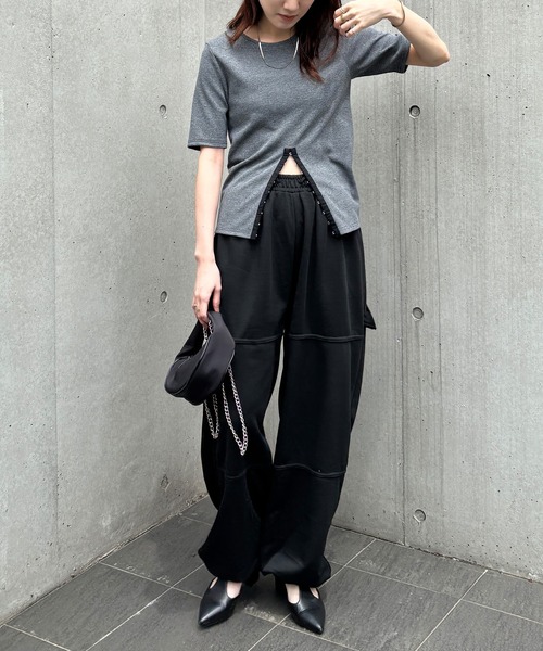 ISOOK（アイスー）の「【ISOOK / アイスー】ホックデザインリブTシャツ / 秋 半袖 カットソー スリットTシャツ リブトップス オフィスカジュアル ZOZOTOWN限定（Tシャツ/カットソー・レディース・ブラック/ベージュ/グレー・FREE）」の4枚目の写真