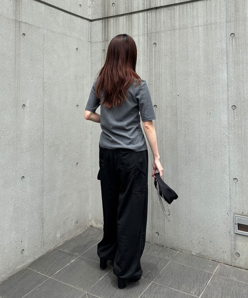 ISOOK（アイスー）の「【ISOOK / アイスー】ホックデザインリブTシャツ / 秋 半袖 カットソー スリットTシャツ リブトップス オフィスカジュアル ZOZOTOWN限定（Tシャツ/カットソー・レディース・ブラック/ベージュ/グレー・FREE）」の6枚目の写真