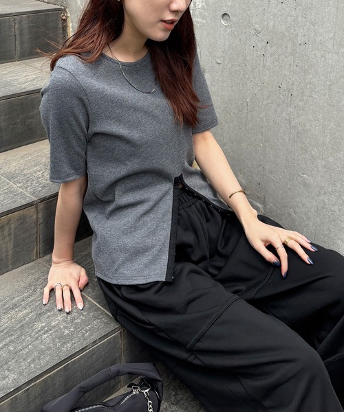 ISOOK（アイスー）の「【ISOOK / アイスー】ホックデザインリブTシャツ / 秋 半袖 カットソー スリットTシャツ リブトップス オフィスカジュアル ZOZOTOWN限定（Tシャツ/カットソー・レディース・ブラック/ベージュ/グレー・FREE）」の14枚目の写真