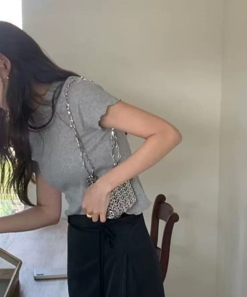 Vipoa(ヴィポア)の「crinkle frill tops(Tシャツ/カットソー・レディース・ブラック/ホワイト/グレー・FREE)」の14枚目の写真