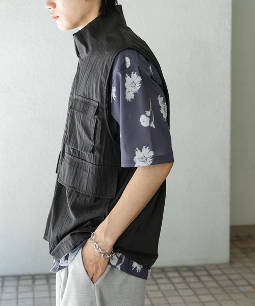 SENSE OF PLACE by URBAN RESEARCH（センスオブプレイスバイアーバンリサーチ）の「ユーティリティスタンドベスト（ブルゾン・メンズ・オリーブ/オレンジ/チャコールグレー・MEDIUM/LARGE）」の2枚目の写真