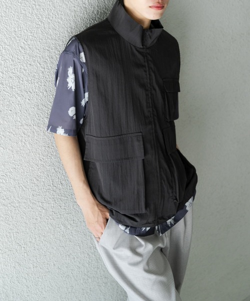 SENSE OF PLACE by URBAN RESEARCH（センスオブプレイスバイアーバンリサーチ）の「ユーティリティスタンドベスト（ブルゾン・メンズ・オリーブ/オレンジ/チャコールグレー・MEDIUM/LARGE）」の18枚目の写真