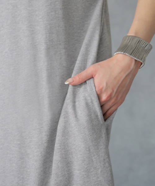 HUG.U(ハグユー)の「すっきり襟Tシャツワンピ(ワンピース・レディース・ホワイト/ブラック/グレー・M/L)」の4枚目の写真