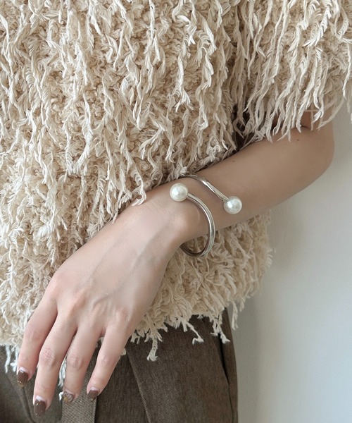 apres jour clair（アプレジュールクレア）の「【apres jour clair】ニュアンスパールバングル（バングル/リストバンド・レディース・ゴールド/シルバー・FREE）」の2枚目の写真