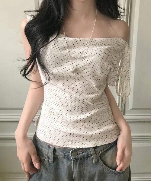 gossip!ロサンゼルス(ゴシップロサンゼルス)の「ハーフオープンショルダー アシンメトリートップス(Tシャツ/カットソー・レディース・ブラック/ホワイト・FREE)」の4枚目の写真