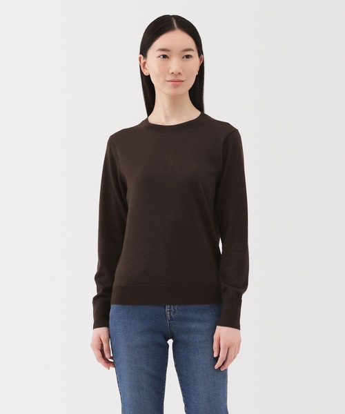 無印良品(ムジルシリョウヒン)の「婦人 洗えるウールハイゲージクルーネックセーター(ニット/セーター・レディース・ダークブラウン/ダークオレンジ/ブルー系/イエロー/オートミール/ダークグレー/ライトピンク/ブラック・XL/L/M/S)」の3枚目の写真