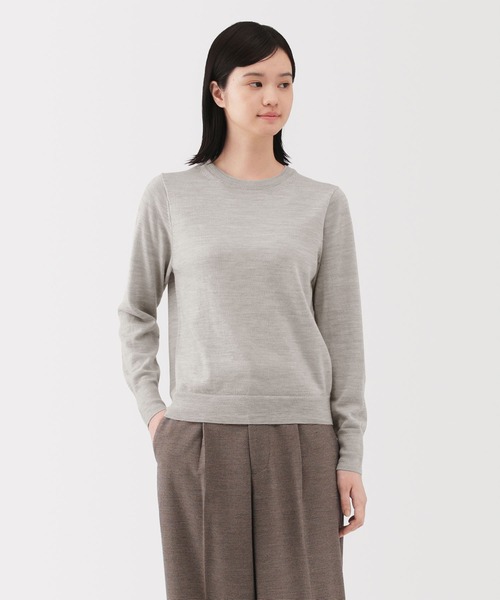 無印良品(ムジルシリョウヒン)の「婦人 洗えるウールハイゲージクルーネックセーター(ニット/セーター・レディース・ダークブラウン/ダークオレンジ/ブルー系/イエロー/オートミール/ダークグレー/ライトピンク/ブラック・XL/L/M/S)」の4枚目の写真