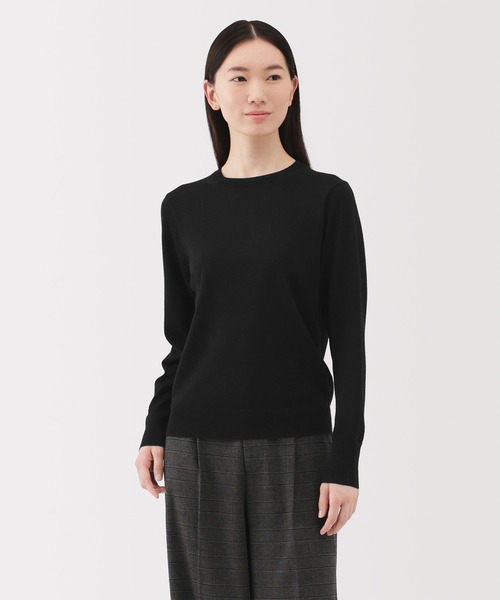 無印良品(ムジルシリョウヒン)の「婦人 洗えるウールハイゲージクルーネックセーター(ニット/セーター・レディース・ダークブラウン/ダークオレンジ/ブルー系/イエロー/オートミール/ダークグレー/ライトピンク/ブラック・XL/L/M/S)」の2枚目の写真