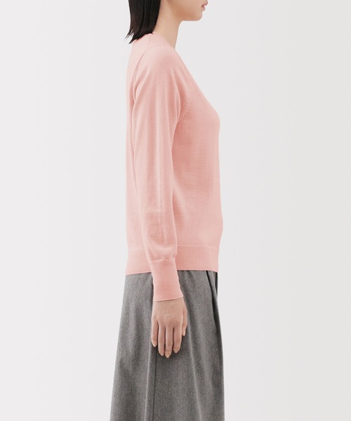 無印良品(ムジルシリョウヒン)の「婦人 洗えるウールハイゲージクルーネックセーター(ニット/セーター・レディース・ダークブラウン/ダークオレンジ/ブルー系/イエロー/オートミール/ダークグレー/ライトピンク/ブラック・XL/L/M/S)」の13枚目の写真