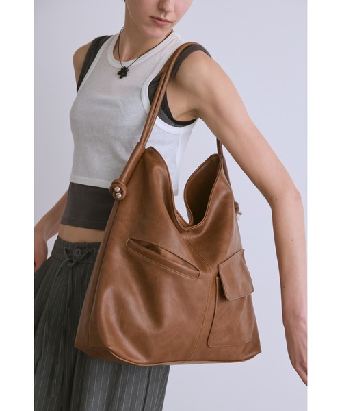 un/neu（アンノイ）の「アウトポケットドロストハンドルバッグ / A4サイズ、14インチPC対応（ショルダーバッグ・レディース・アイボリー/ブラック/カーキ/ブラウン・FREE）」の3枚目の写真