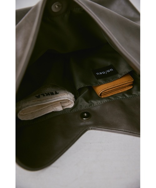 un/neu（アンノイ）の「アウトポケットドロストハンドルバッグ / A4サイズ、14インチPC対応（ショルダーバッグ・レディース・アイボリー/ブラック/カーキ/ブラウン・FREE）」の8枚目の写真