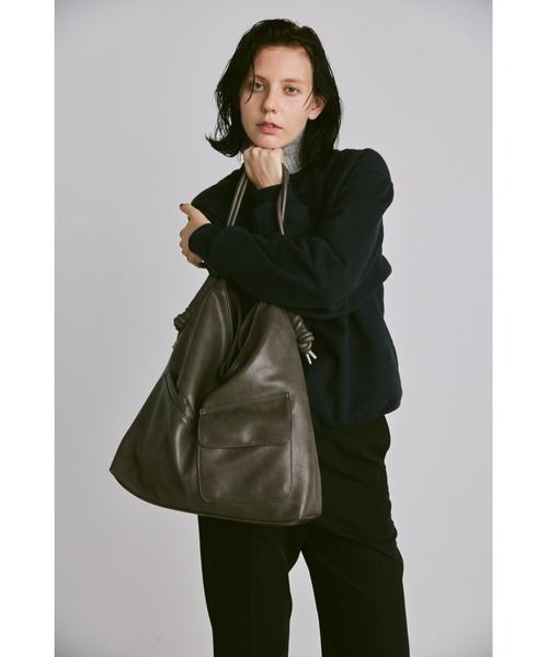 un/neu（アンノイ）の「アウトポケットドロストハンドルバッグ / A4サイズ、14インチPC対応（ショルダーバッグ・レディース・アイボリー/ブラック/カーキ/ブラウン・FREE）」の21枚目の写真