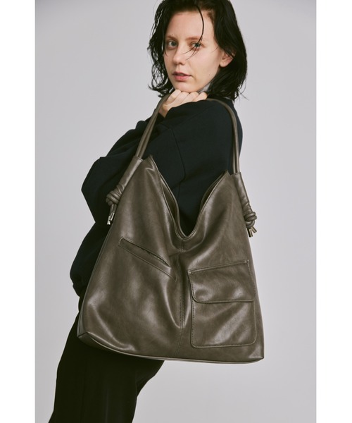 un/neu（アンノイ）の「アウトポケットドロストハンドルバッグ / A4サイズ、14インチPC対応（ショルダーバッグ・レディース・アイボリー/ブラック/カーキ/ブラウン・FREE）」の19枚目の写真