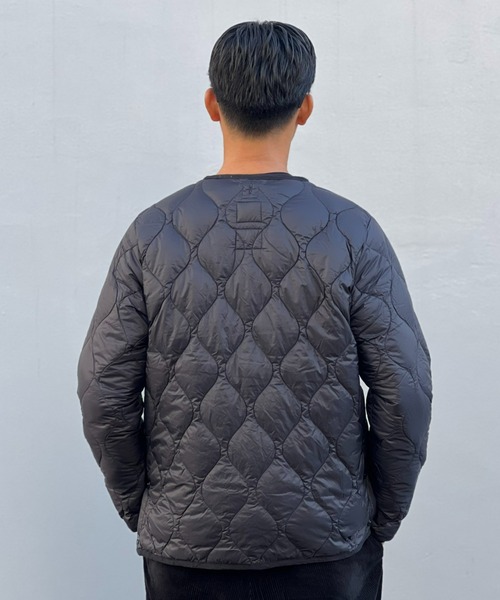 TAION（タイオン）の「【TAION】MILITARY CREW NECK DOWN JKT（SOFT SHELL）（ダウンジャケット/コート・メンズ・ダークオリーブ/ブラック・X-LARGE/MEDIUM/LARGE）」の4枚目の写真