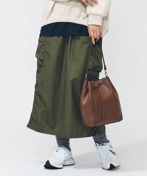 NEW BALANCE（ニューバランス）の「【別注】ニューバランス New Balance THE CITY シャイニーカーゴスカート 限定コラボ（スカート・レディース・グレー/ブラック/グリーン・L/M）」の3枚目の写真