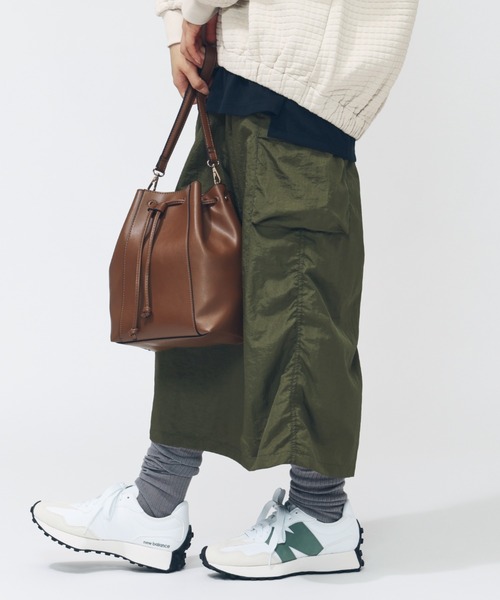 NEW BALANCE（ニューバランス）の「【別注】ニューバランス New Balance THE CITY シャイニーカーゴスカート 限定コラボ（スカート・レディース・グレー/ブラック/グリーン・L/M）」の4枚目の写真