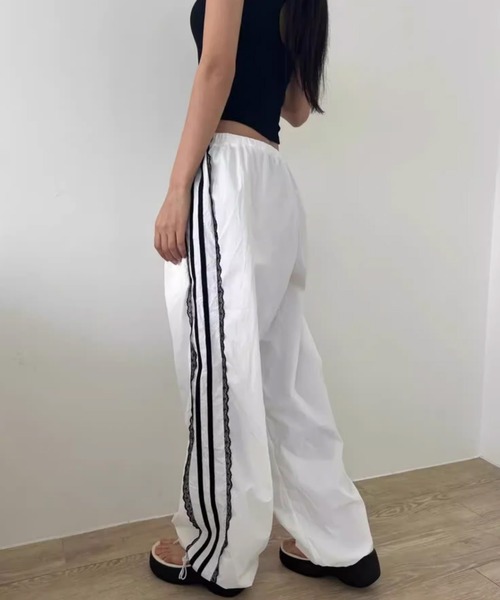 by LEGNA(バイレグナ)の「シャリ感素材サイドレーストラックパンツ(その他パンツ・レディース・ブラック/ホワイト・X-LARGE/LARGE/MEDIUM/SMALL)」の9枚目の写真
