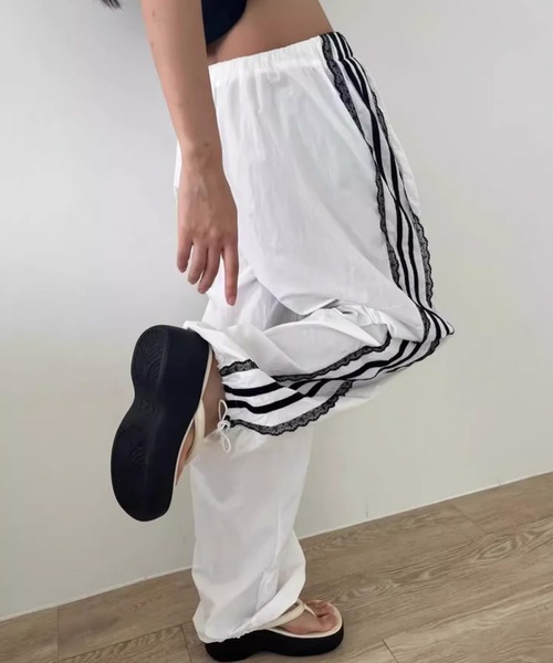 by LEGNA(バイレグナ)の「シャリ感素材サイドレーストラックパンツ(その他パンツ・レディース・ブラック/ホワイト・X-LARGE/LARGE/MEDIUM/SMALL)」の10枚目の写真