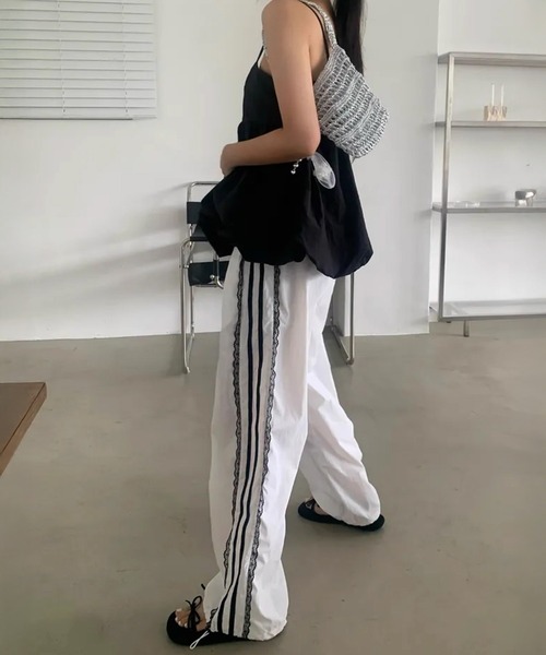 by LEGNA(バイレグナ)の「シャリ感素材サイドレーストラックパンツ(その他パンツ・レディース・ブラック/ホワイト・X-LARGE/LARGE/MEDIUM/SMALL)」の12枚目の写真