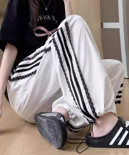 by LEGNA(バイレグナ)の「シャリ感素材サイドレーストラックパンツ(その他パンツ・レディース・ブラック/ホワイト・X-LARGE/LARGE/MEDIUM/SMALL)」の14枚目の写真