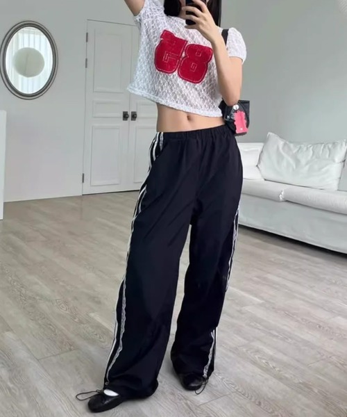 by LEGNA(バイレグナ)の「シャリ感素材サイドレーストラックパンツ(その他パンツ・レディース・ブラック/ホワイト・X-LARGE/LARGE/MEDIUM/SMALL)」の5枚目の写真