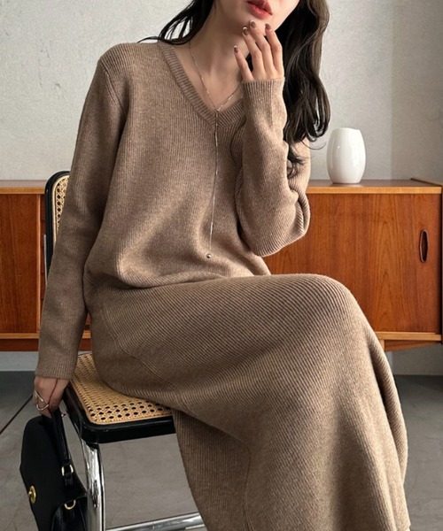 Eclat one(エクラワン)の「【Eclat one】Vネック Iライン ロング ニットワンピース(ワンピース・レディース・アイボリー/ブラック/ベージュ・FREE)」の1枚目の写真