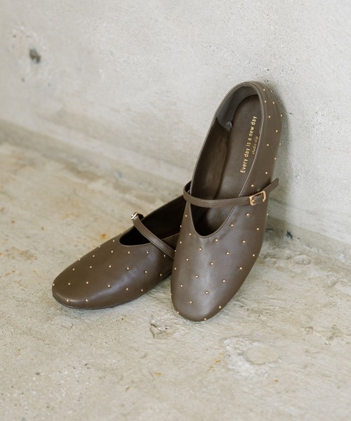 studio CLIP（スタディオクリップ）の「ワンストラップスタッズパンプス（パンプス・レディース・ブラック/アイボリー/ブラウン・MEDIUM/LARGE）」の2枚目の写真